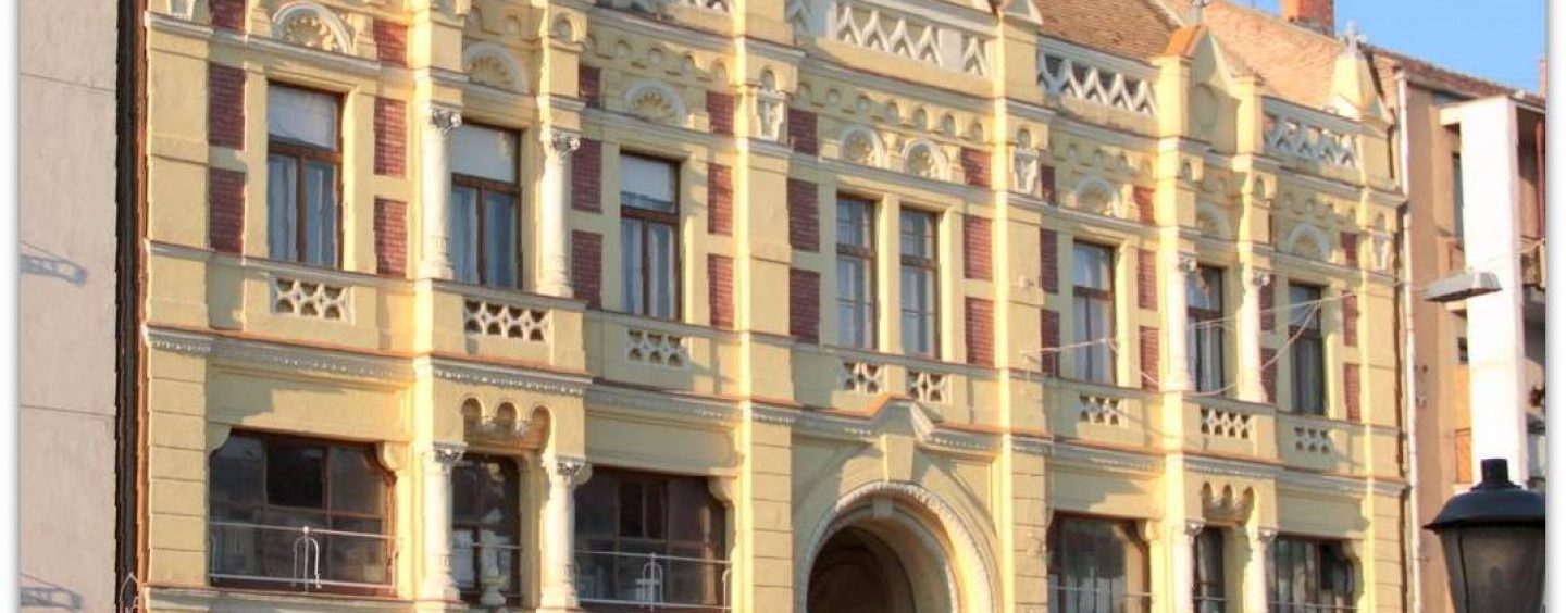 Kecskemét központjában, az Arany János utca 6. szám alatt lévő polgári ház I. emeletén eladó egy 63,6 nm-es ingatlanrész.