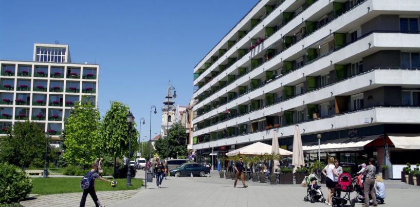Kecskemét központjában, a „Lordok Házában” eladó a Kossuth tér 6-7. I. emelet 4. szám alatt lévő kétszobás, 53 nm alapterületű lakás