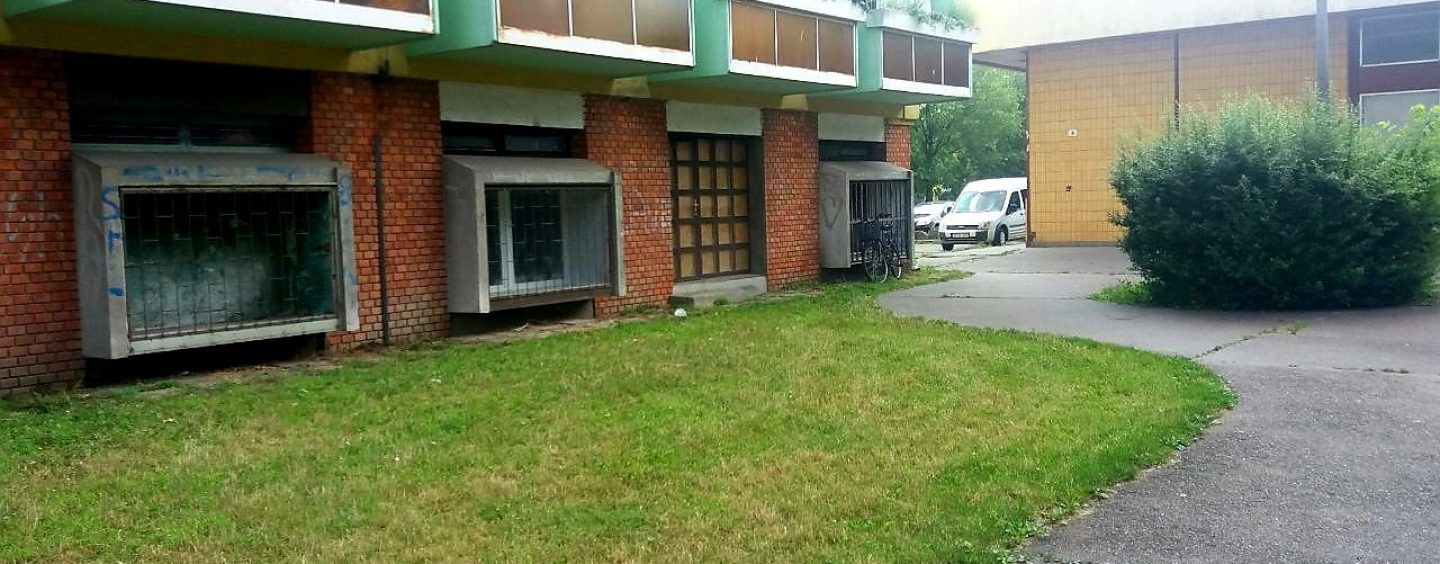 Széchenyi stny. 4. szám alatt a garzonház alatti üzletsoron üzlethelyiség kiadó
