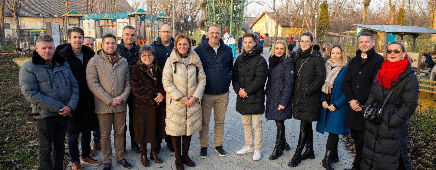Különleges karácsonyi meglepetés: átadták az ország harmadik legnagyobb játszóterét a Rudolf-kertben