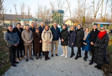 Különleges karácsonyi meglepetés: átadták az ország harmadik legnagyobb játszóterét a Rudolf-kertben