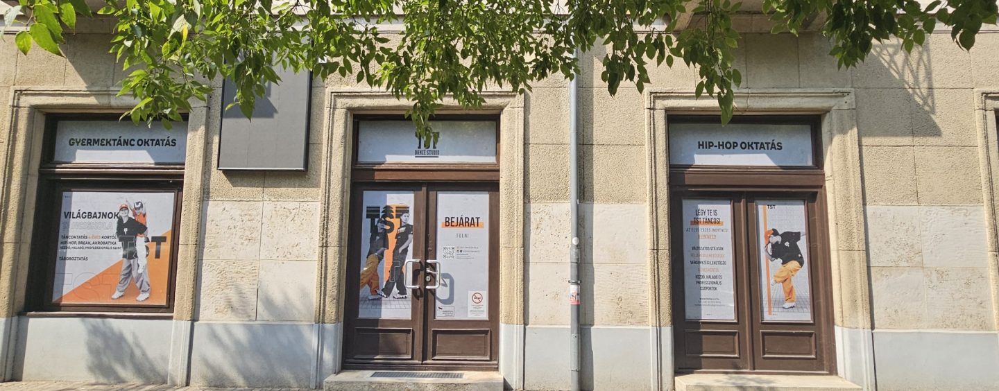 Rákóczi út 22. – portálos kialakítású, többfunkciós üzlethelyiség kiadó