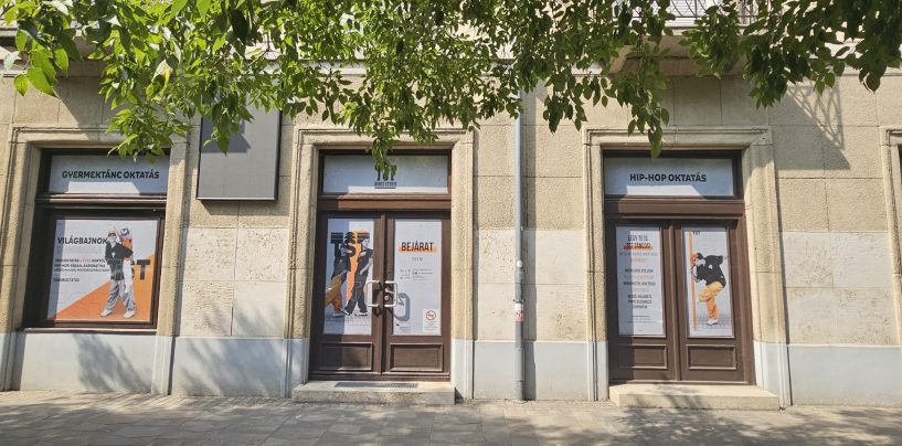 Rákóczi út 22. – portálos kialakítású, többfunkciós üzlethelyiség kiadó